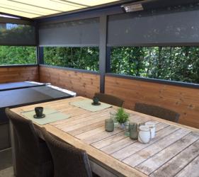 Terrassendak met Sottezza zonwering, screens en houten wandbekleding